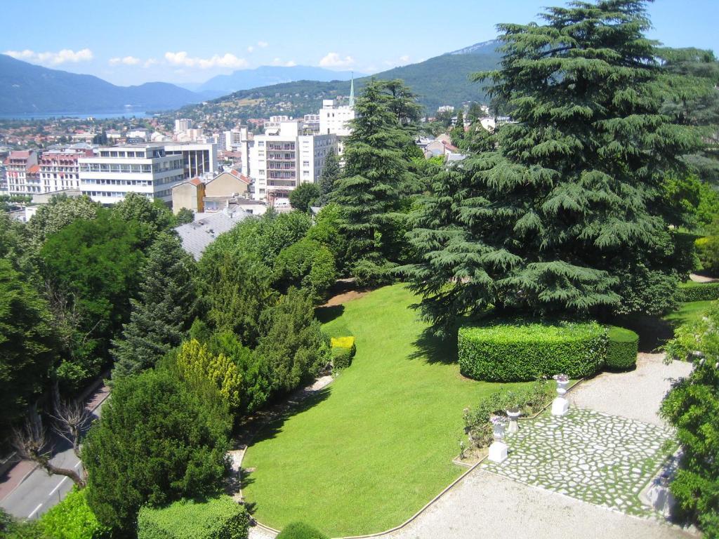Aux Meubles Du Manoir Aparthotel Aix-les-Bains Bagian luar foto