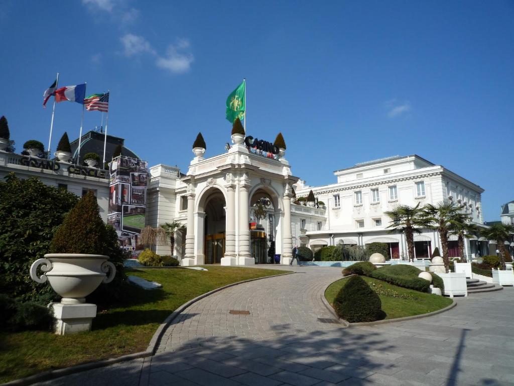 Aux Meubles Du Manoir Aparthotel Aix-les-Bains Bagian luar foto