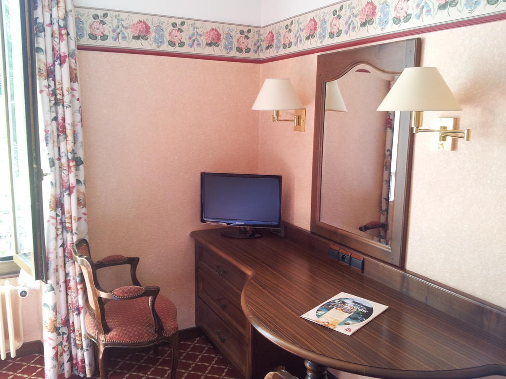 Aux Meubles Du Manoir Aparthotel Aix-les-Bains Ruang foto