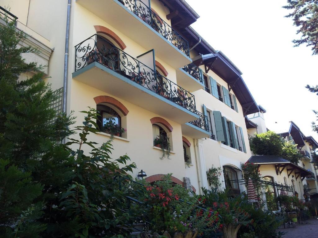 Aux Meubles Du Manoir Aparthotel Aix-les-Bains Bagian luar foto