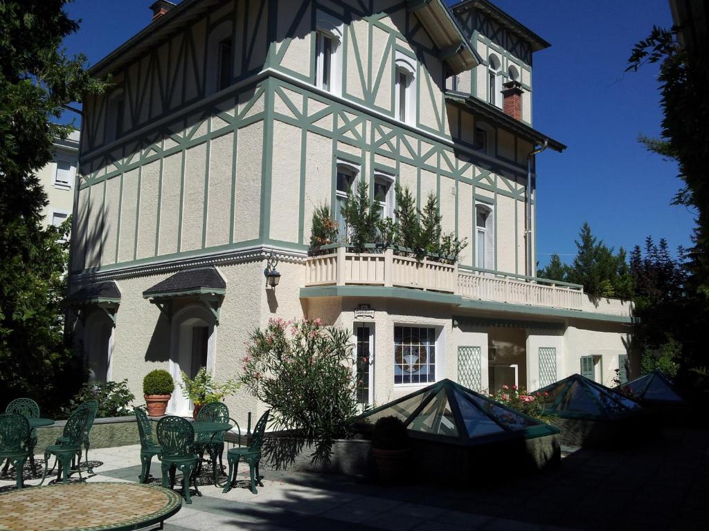 Aux Meubles Du Manoir Aparthotel Aix-les-Bains Bagian luar foto