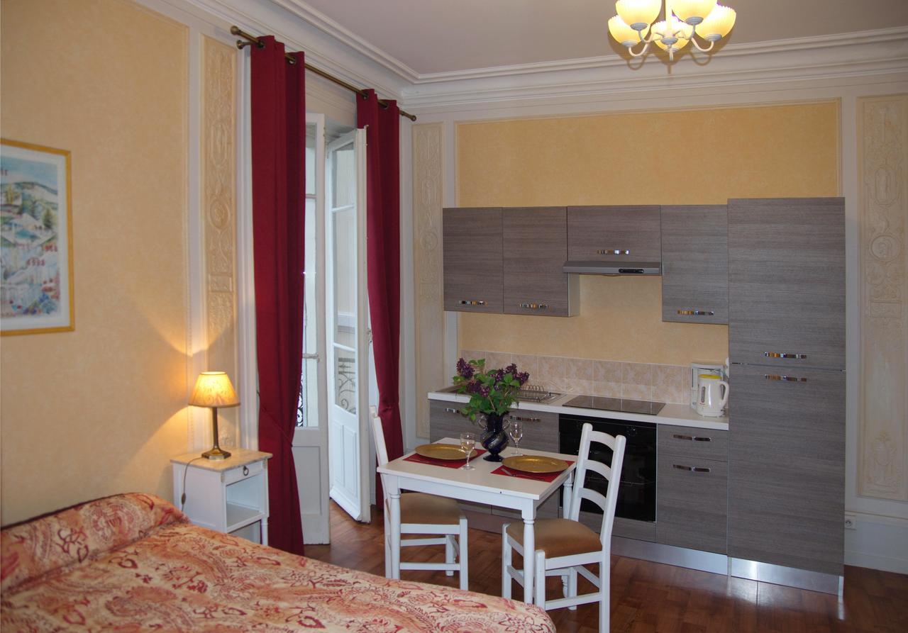 Aux Meubles Du Manoir Aparthotel Aix-les-Bains Bagian luar foto